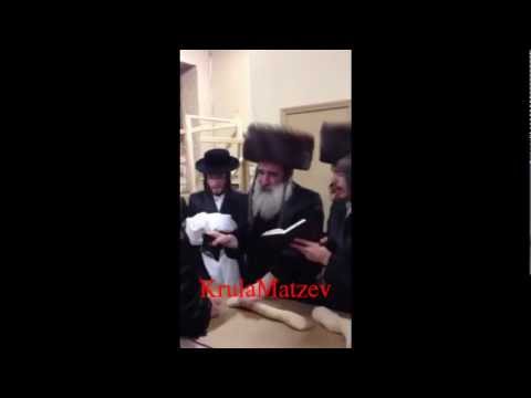Krula Rabbi Baking Erev Pasch Matzos5772.wmv