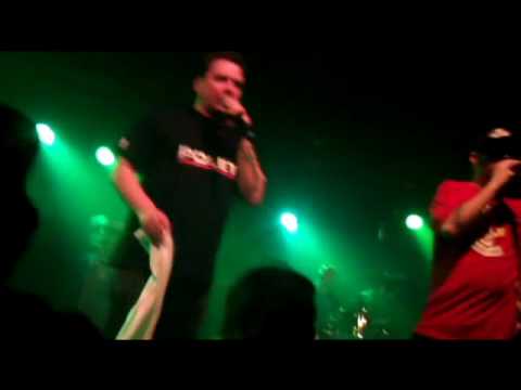 Joddski kjefter opp noen som sloss på konserten på betongen!