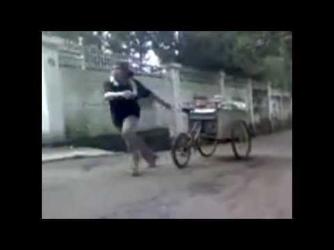 video lucu banget ngejar copet sampe grobaknya lari