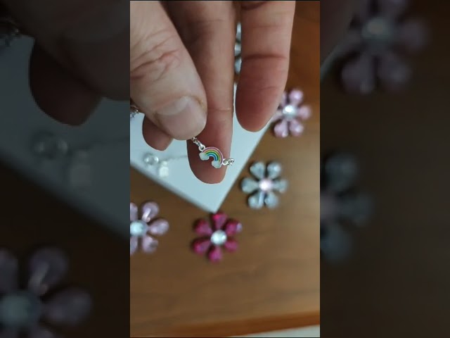 Vídeo relacionado con MINOPLATA Pendientes infantiles estrella de Plata de ley con esmalte y cierre rosca de seguridad
