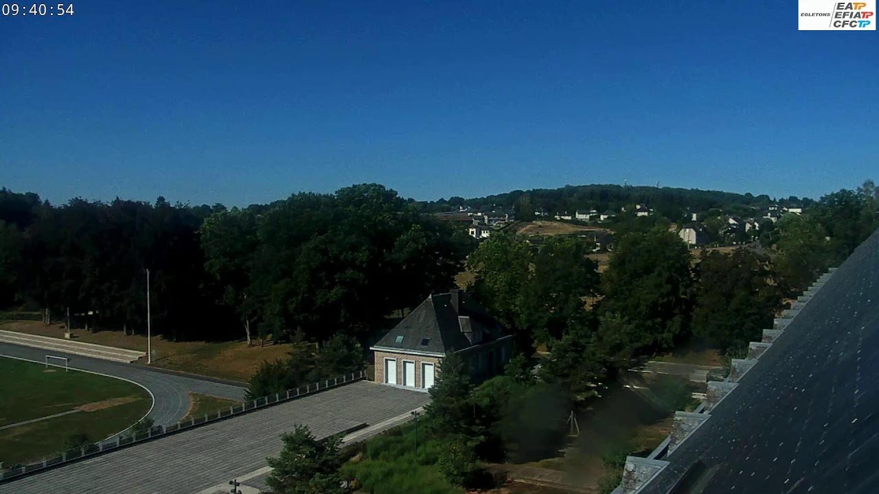 Live webcam view of Campus de Églefor y tejados de pizarra