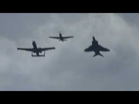 Spirit of STL Airshow 2006 - F4 / A10 / Mustang - Heritage Fight