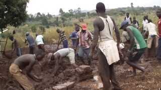 preview picture of video 'Construction d'une clinique médicale à Mahagi, RD Congo, 2014'
