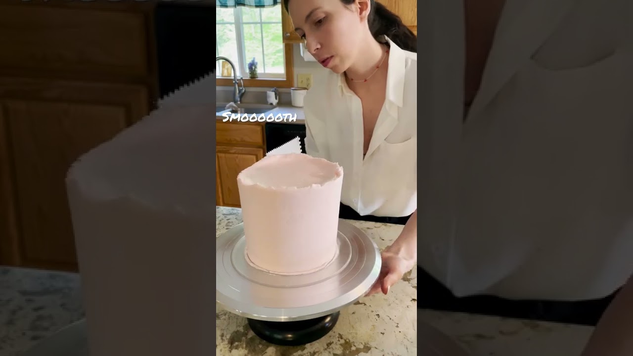 Making a Strawberry Cake 🎂 🍓 #cakedecorating #shorts