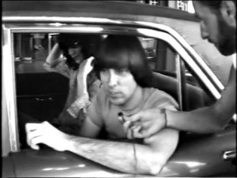 Entrevista Ramones 1987 en Argentina Joey y Johnny en un Ford Falcon