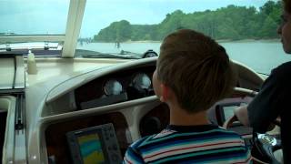 preview picture of video 'Sharons kids driving a 42' Searay Sedan Fly Bridge'