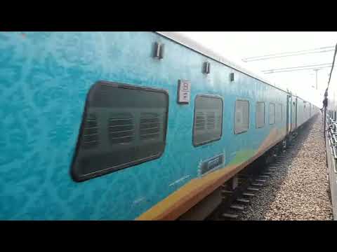 Alco Based Late running 09465 ADI-DBG Humsafar Clone Spl xing with 05514 Spj express spl at Thalwara