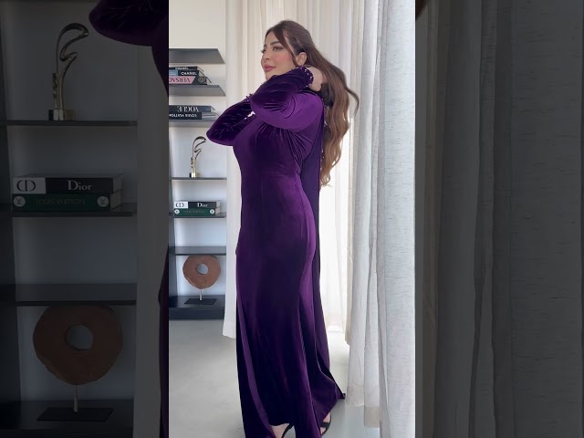 فستان سهرة مخمل بنفسجي مع قصة بالخلف الياقة مزينة بلؤلؤ مع كرستال