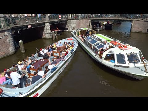Chaos grachten Amsterdam: boem, bootje hozen, roer kapot, brug te laag en meerrr
