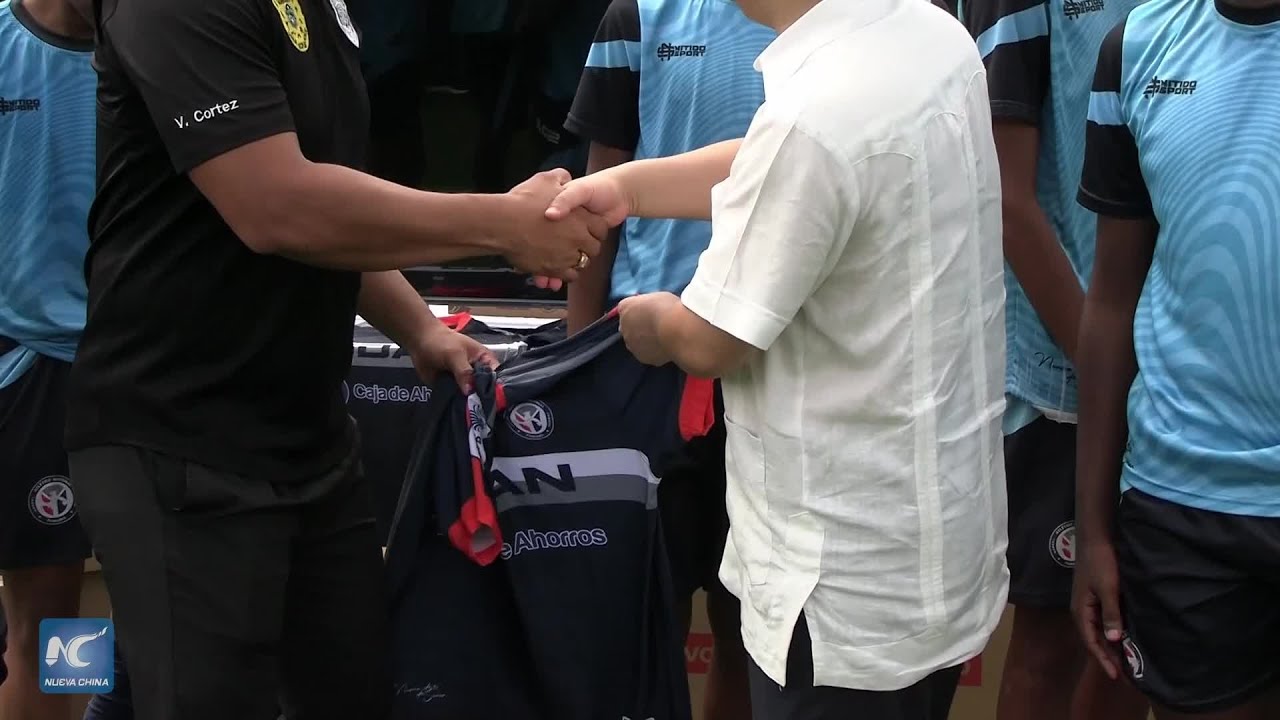 Embajada de China dona equipos tecnológicos y uniformes a escuelas de fútbol juvenil en Panamá