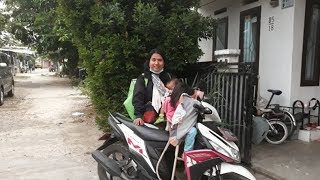 Alasan Wa Ode Bawa Serta Kedua Anaknya Mengojek