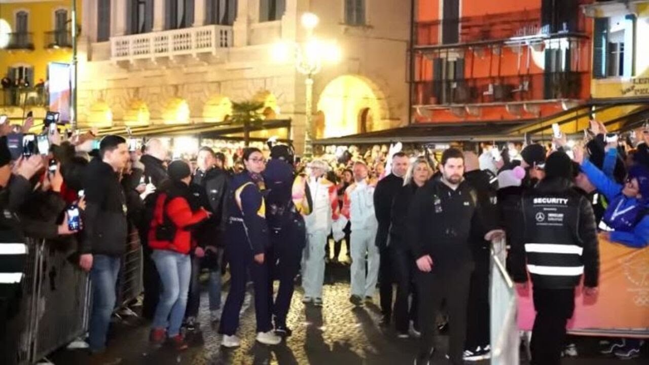 Milano Cortina: la fiamma olimpica a Verona, Valbusa e Simeoni tra i tedofori