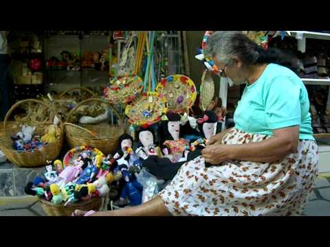 a senhora que faz bonequinhas