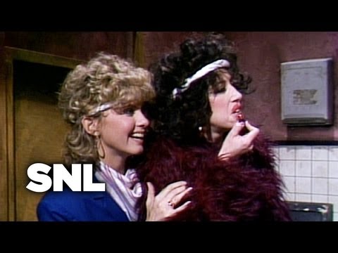 Cold Opening: Paulette Clooney Meets Olivia in the Ladies Room - Saturday Night Live