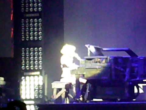 Lady Gaga - Piano - Strasbourg - 25/05/210