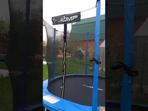 Установленный на участке батут i-JUMP CLASSIC размером 8 футов