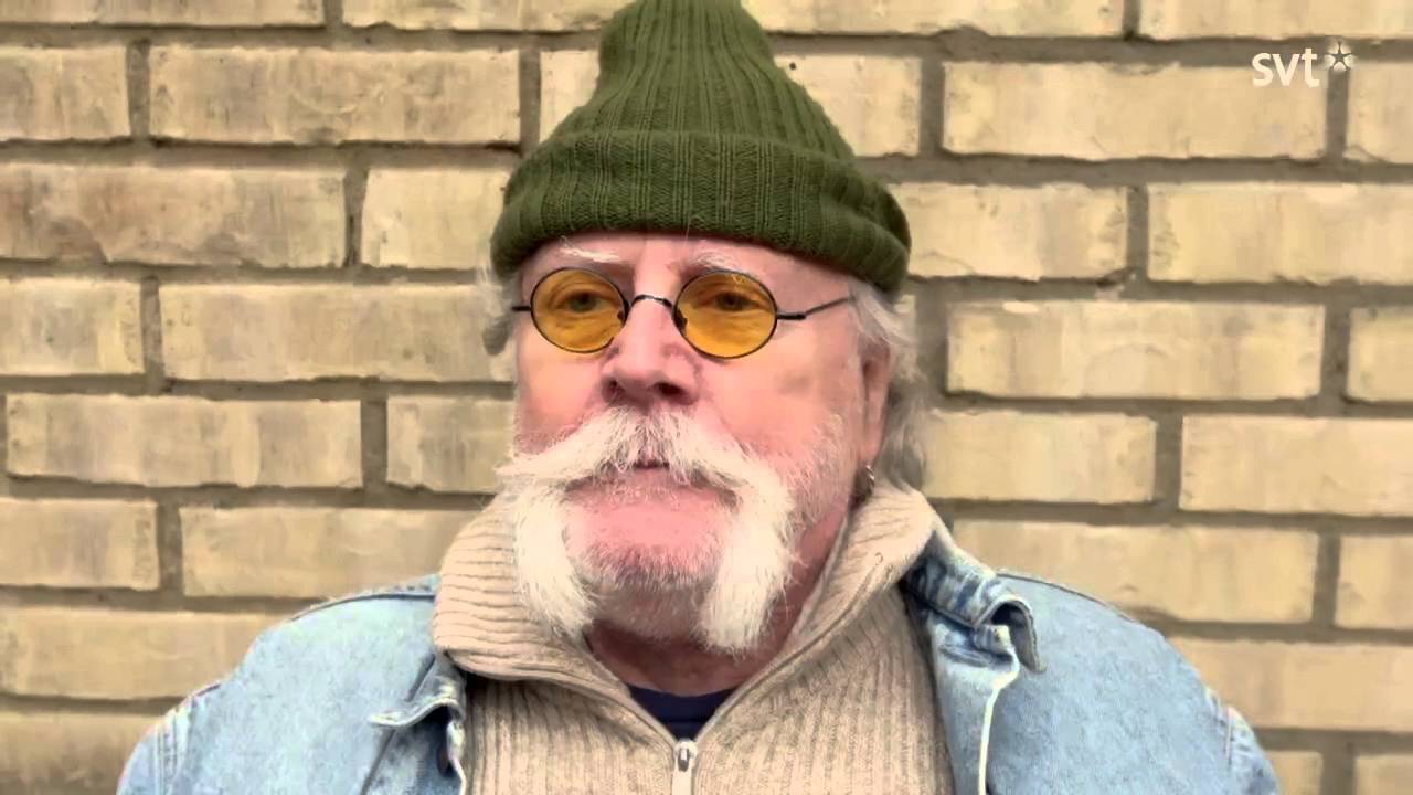 Edward Blom tar en morgonchampagne