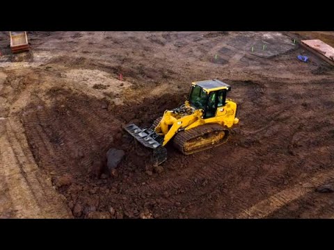 在填埋場工作的 Cat 963 履帶式裝載機