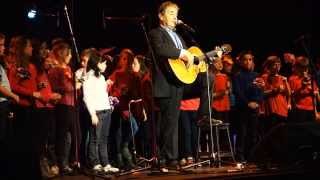 pierre perret chante avec les enfants de guipavas
