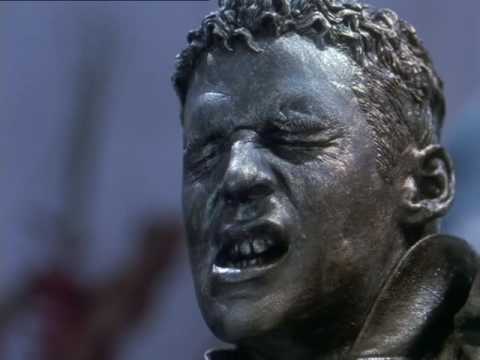 Farscape John and Dargo funny (statue moment)