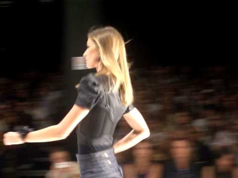 Gisele Bündchen na passarela da Colcci na SPFW 09