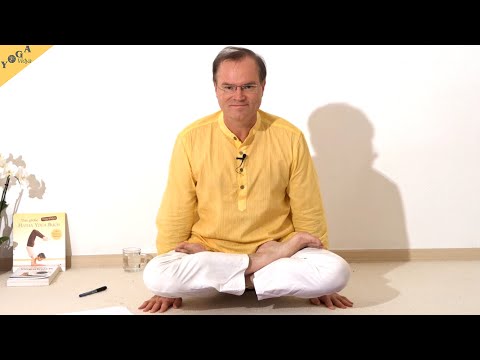 Yoga Hahn im Lotus mit Armen neben den Oberschenkeln - Yoga Asana Lexikon