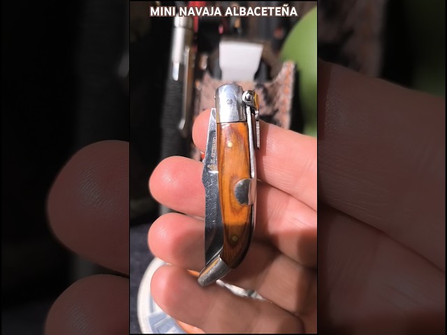 Vídeo relacionado con Aperlab, Navaja de Albacete, hecha a mano fabricada de forma artesanal, hoja de acero inoxidable y cachas en madera roja, plegable y con seguro para que no se cierre sola. (Hoja de 8,5 cm)