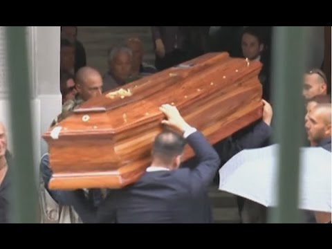 Il prurito ha gonfiato un occhio La nuova faccia nera imballa la struttura