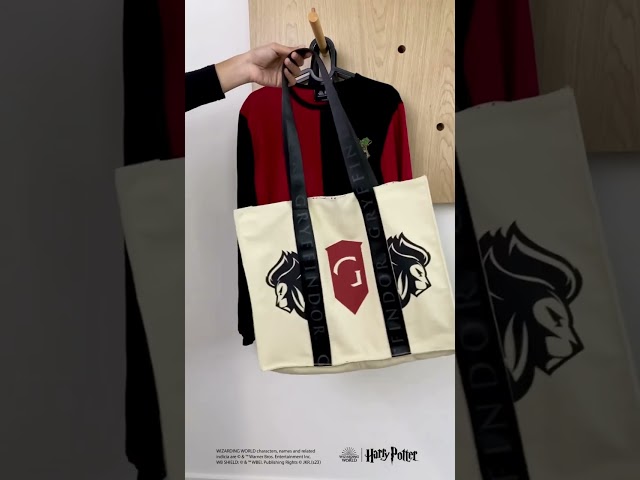 Vídeo relacionado con ARDITEX - Bolsa Tote de Algodón 37x41cm - Escudo Hogwarts en Relieve sobre Fondo Oscuro - Ecológica y Reutilizable - Licencia Oficial Harry Potter