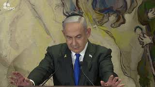 דברי ראש הממשלה בנימין נתניהו בטקס "לכל איש יש שם" (עדכוני משרד ראש הממשלה) - התמונה מוצגת ישירות מתוך אתר האינטרנט יוטיוב. זכויות היוצרים בתמונה שייכות ליוצרה. קישור קרדיט למקור התוכן נמצא בתוך דף הסרטון