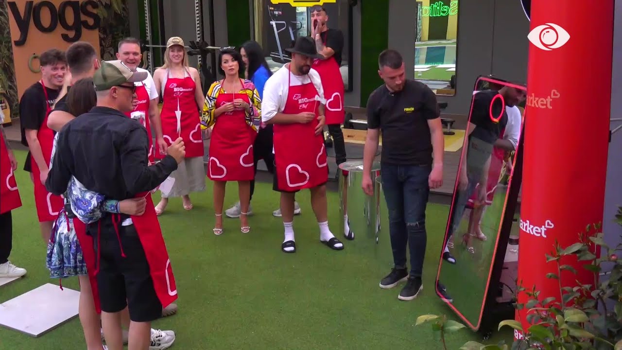 Buzëqesh para ekranit…/ Banorët realizojnë foto së bashku