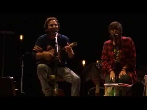 Video: Eddie Vedder, Cat Power Sing 'Tonight You Belong To Me' in Portugal + 'The Neede & The Damage Done' - DAYS OF THE CRAZY-WILD->