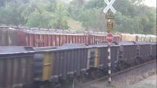 preview picture of video 'Trem de minério ultrapassando trem de carga'