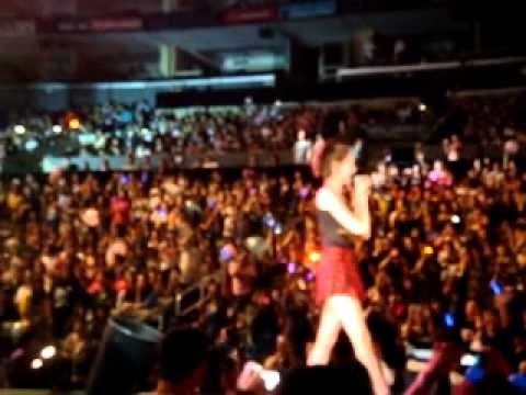 100904 SNSD "Kissing You" @ SM Town LA (Sunny close up)