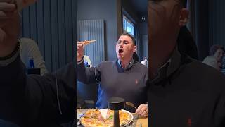 Man surprises restaurant by bursting into classic opera singing 🤩❤️