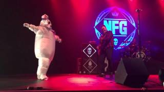 Hayley Williams sings with New Found Glory &quot;Vicious Love&quot; dressed as The Stay Puft Marshmallow Man