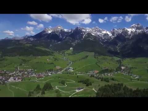 Mit der feratel FlyingCam über den Ort Maria Alm fliegen! Österreich