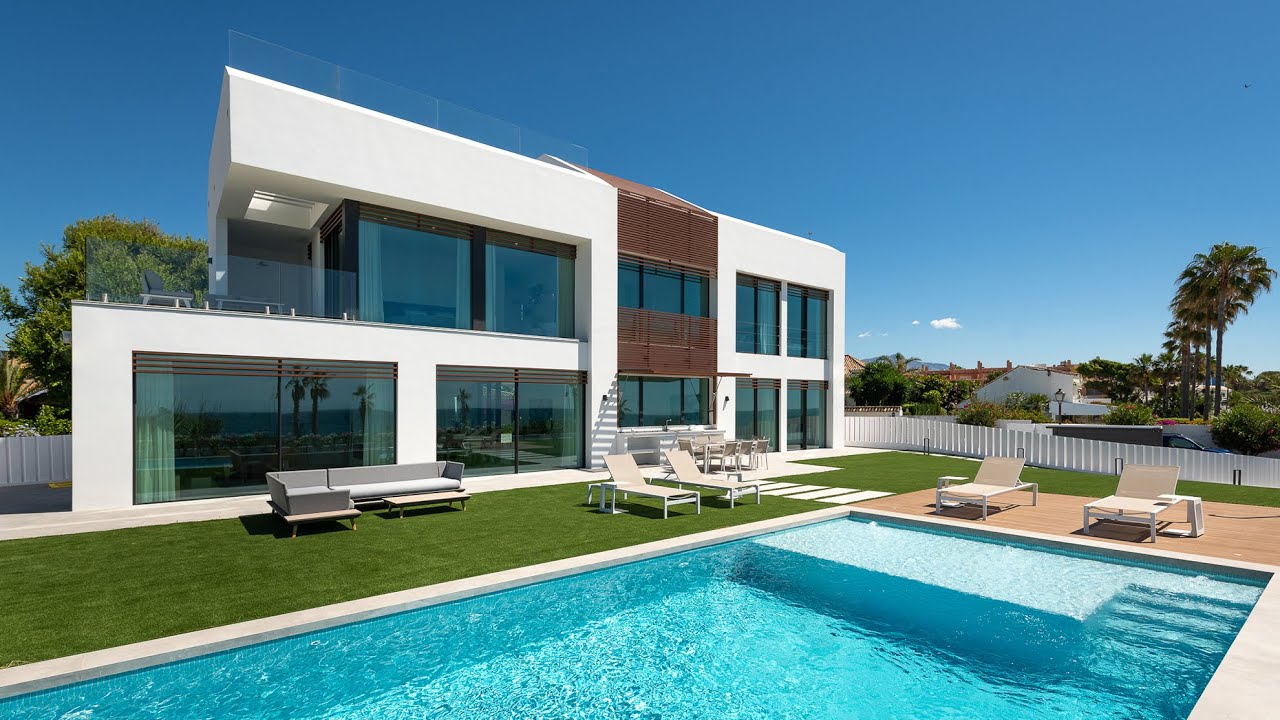 Unica Nueva Villa de lujo moderna con vistas directas al mar en venta en New Golden Mile, Estepona