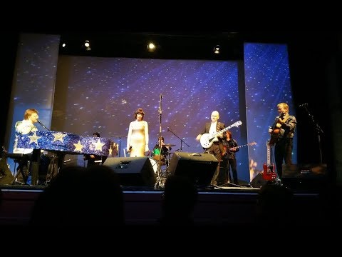 download lagu mp3 mp4 Elton John Cell Phone, download lagu Elton John Cell Phone gratis, unduh video klip Elton John Cell Phone