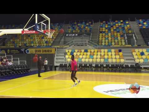 Wakaso jugando al baloncesto en el GCA