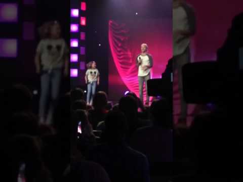 Käisin väikesed hiiglased vaatamas seal on Airen ja Daniel Levi Viinalass.Laulu nimi on:Good time