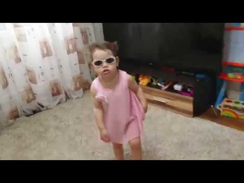 Nicoleta  și Sara sunt SUPERMODELe.....Video for kids/ Video pentru copii