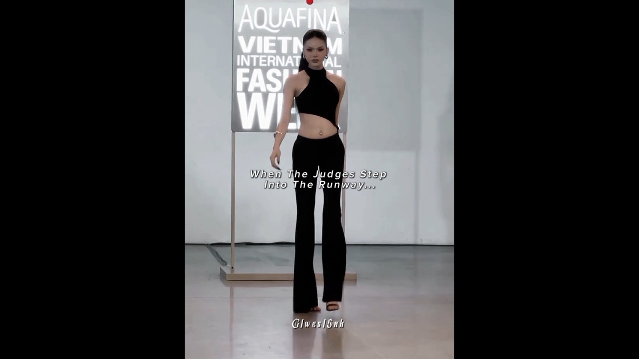 She really showed them how it's actually done 💀 #supermodel #fashion #shorts #runway