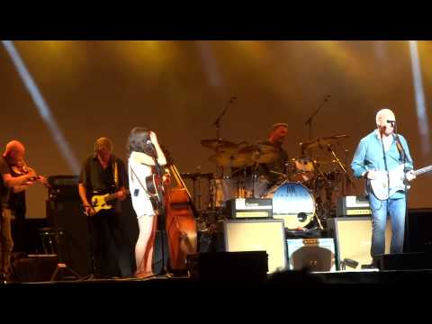 Mark Knopfler with Ruth Moody on acoustic  Kingdom of Gold   Paris Juin 2015