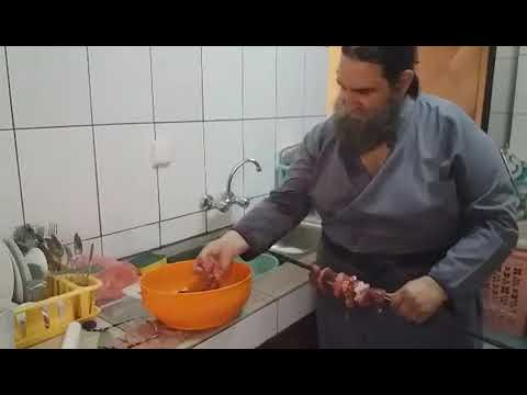 Έλληνας ιερέας "τα χώνει" φτιάχνοντας κοκορέτσι στο Καμερούν!