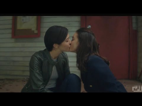 Nancy Drew : Season 2 / Kiss Scene : Bess and Lisbeth ( Maddison Jaizani and Katie Findlay )