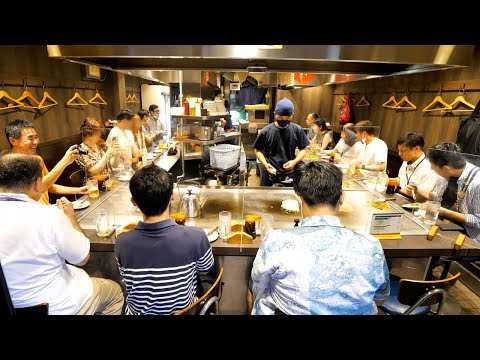 Vibrante teppanyaki del extremadamente popular restaurante de okonomiyaki más fuerte de Hiroshima: comida callejera japonesa