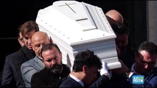 I funerali di Beatrice Bellucci a Roma: la bara bianca e il lungo applauso all'uscita del feretro