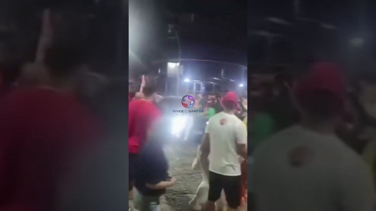 Vídeo mostra carro avançando sobre ato político em Santos; Dois jovens são atingidos.