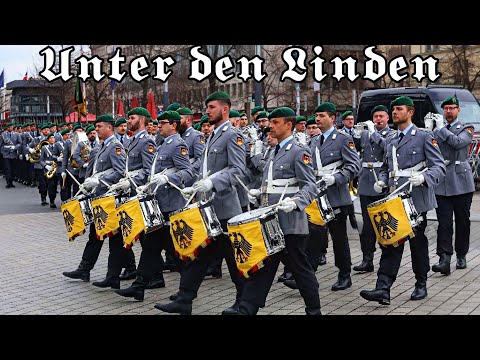 Das Wachbataillon der Bundeswehr marschiert ,,Unter den Linden" zum Brandenburger Tor (29.03.2023)